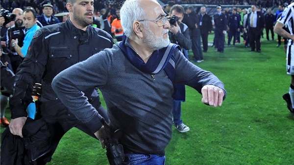 إيقاف الدوري اليوناني بعد حادثة السلاح.. فيديو