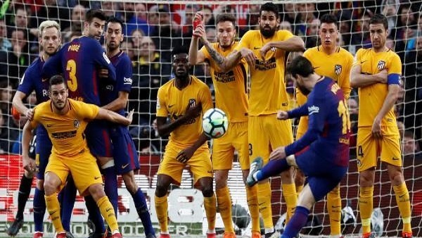 برشلونة يفوز بصعوبة على مطارده الأتلتيكو