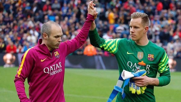 حارس برشلونة يتمنى عدم رحيل قائد الفريق