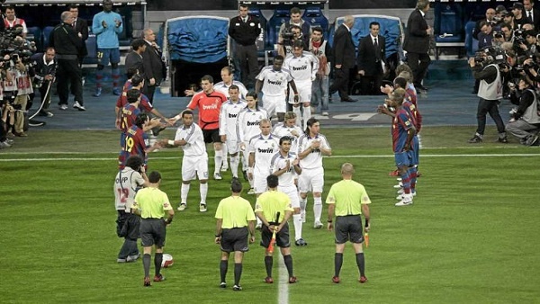 هل سيقف ريـال مدريد بمرر شرفي لبرشلونة؟