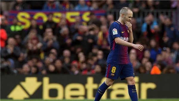برشلونة يحاول إقناع إنييستا بالتراجع عن قرار الرحيل