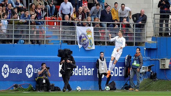 رونالدو يقود ريـال مدريد لفوز صعب على إيبار
