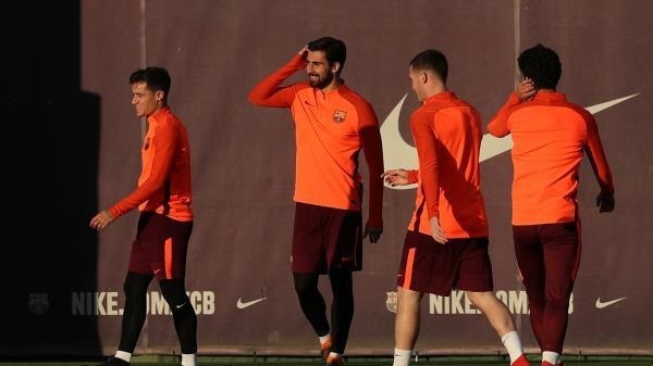 لاعب برشلونة يشكر الجماهير على رسائل الدعم