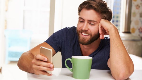 هكذا تستمتع بالقهوة دون الإضرار بأسنانك