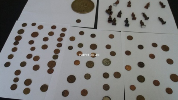 القبض على شخصين بحوزتهما 90 عملة أثرية في سلفيت