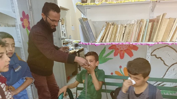 مدرسة النهضة بالخليل.. الاحتلال يصيب الطلبة بالاختناق