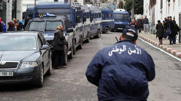 3 نساء يغتصبن شابا ويجبرنه على شرب الفضلات