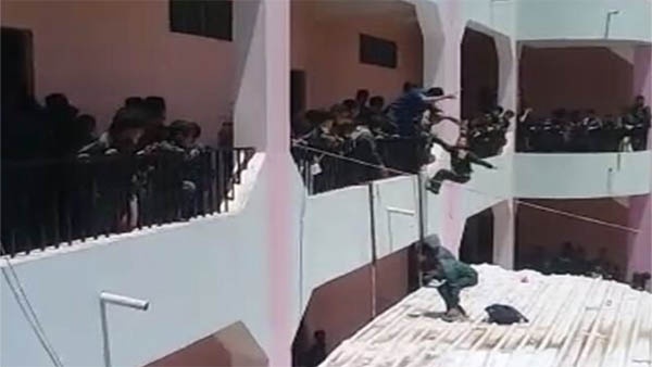 اليمن.. مدير مدرسة يعاقب طالبين بإلقائهما من الطابق الثاني