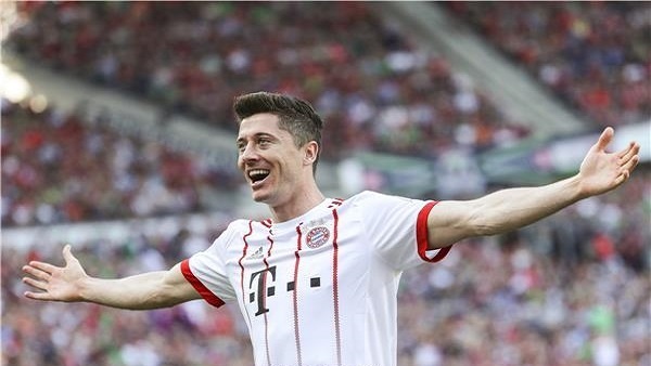 رئيس ريـال مدريد السابق: ليفاندوفسكي يملك حرية الرحيل