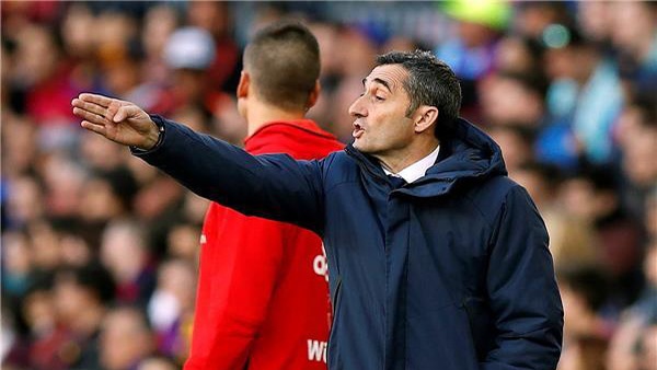 أعين كتالونية على مدافع إشبيلية