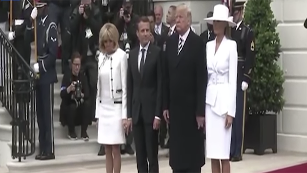 ميلانيا تحرج ترامب بحضور الرئيس الفرنسي.. فيديو