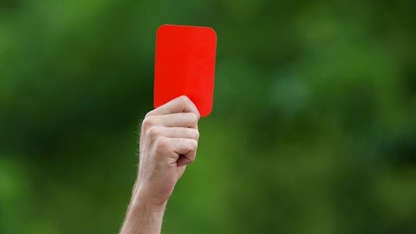في إسبانيا.. حكم كرة قدم يسرق أموال اللاعبين