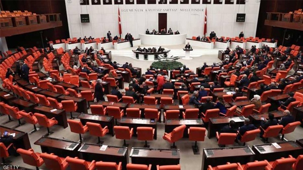 البرلمان التركي يقر الانتخابات المبكرة