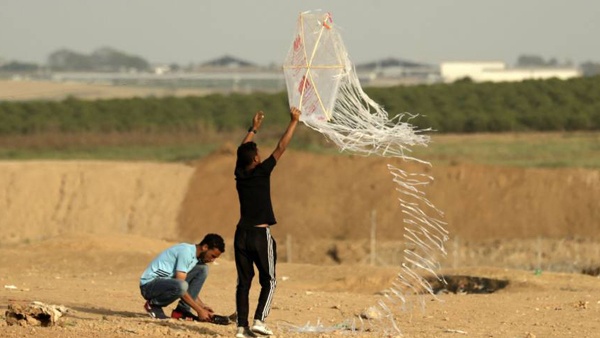 الطائرات الورقية تحرق مستودعا للمستوطنين قرب غزة