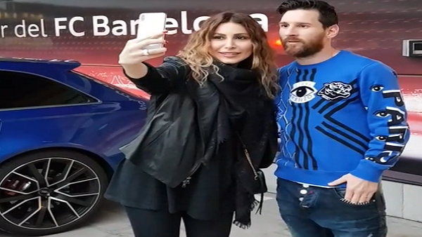 مطربة عربية شهيرة تلتقي بميسي قبل الكلاسيكو.. فيديو