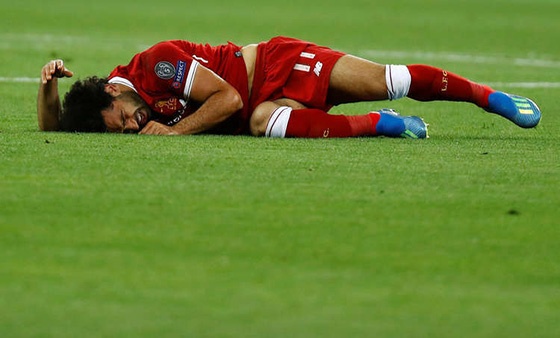 مصدر طبي داخل ليفربول يحدد مدة غياب صلاح