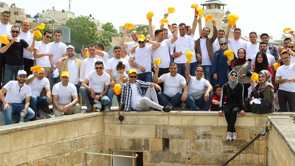 الاسلامي الفلسطيني ينفذ يوما تطوعيا في مدينة الخليل
