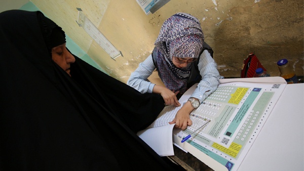 العراقيون يقترعون لاختيار نواب البرلمان