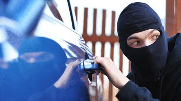 لص يسرق سيارة بركابها في رام الله