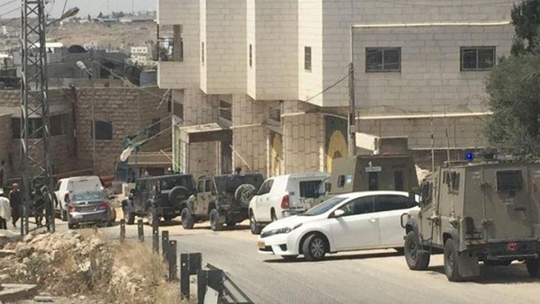 الاحتلال يحتجز موثق إعدام الشهيد صبارنة بالخليل