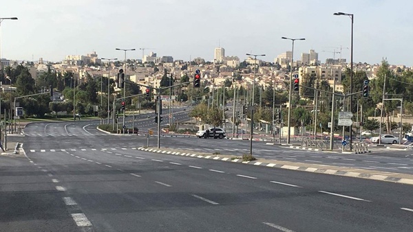 إغلاق لشوارع بالقدس قبيل الثالثة