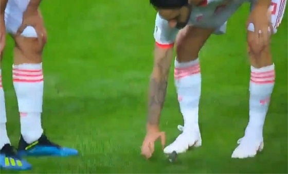 الكاميرات توثق موقفاً إنسانياً لإيسكو وبيكيه .. فيديو