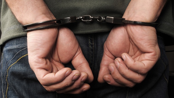 الشرطة تحقق باجراءات القبض على 31 مواطناً من مقهى برام الله