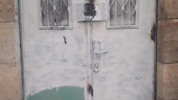 الاحتلال يغلق مدخل منزل على ساكنيه بالخليل
