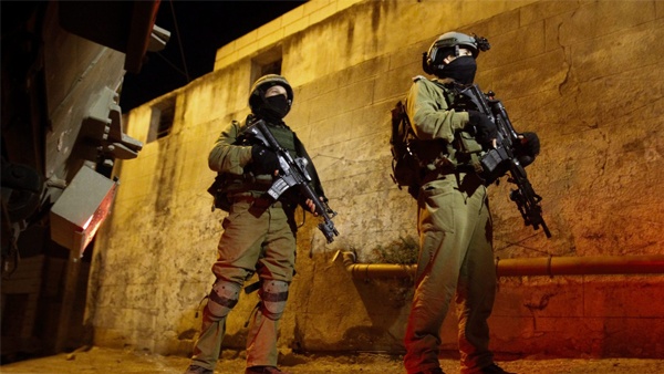 12 معتقلاً من القدس