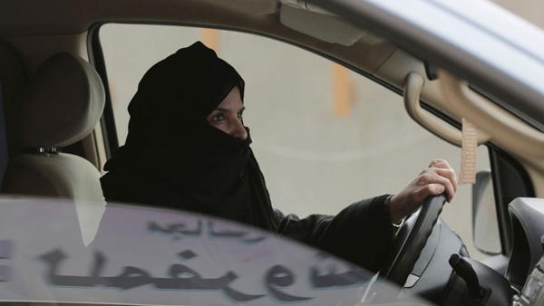 السعودية تبدأ إصدار رخص قيادة للنساء
