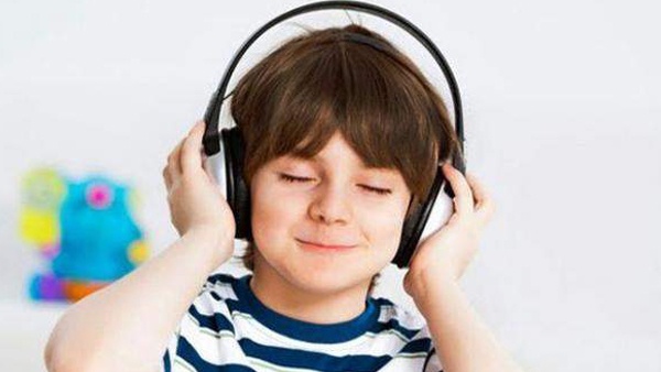 مخاطر سماعات الأذن على الأطفال