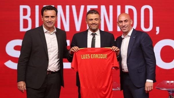 إنريكي يلمح إلى مفاجآت داخل المنتخب الإسباني