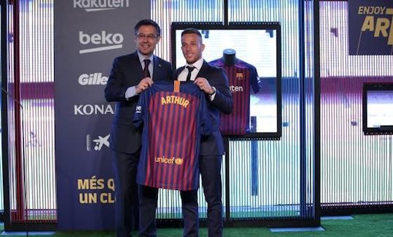 برشلونة يقدم لاعبه الجديد لوسائل الإعلام