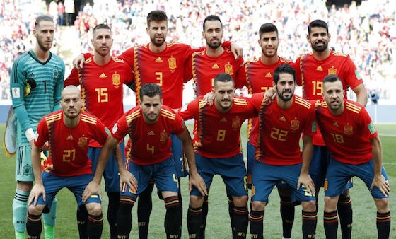 الجماهير الإسبانية ترشح مدرب برشلونة السابق لقيادة المنتخب