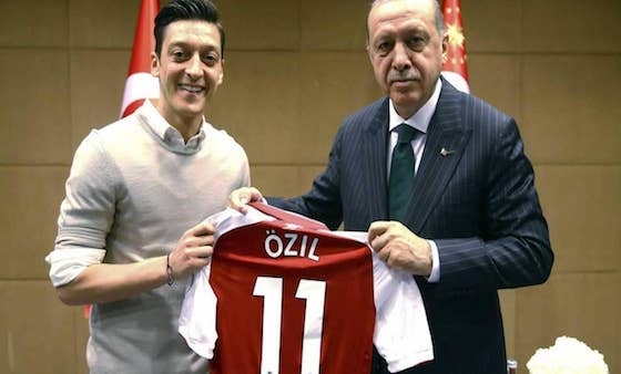 أردوغان يهنئ أوزيل على قراره باعتزال اللعب دولياً