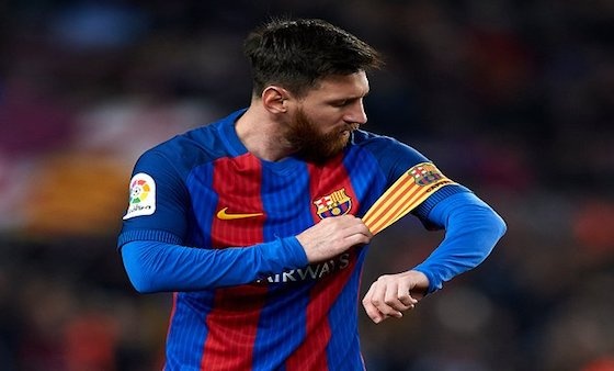 ميسي يتسلم شارة قيادة برشلونة