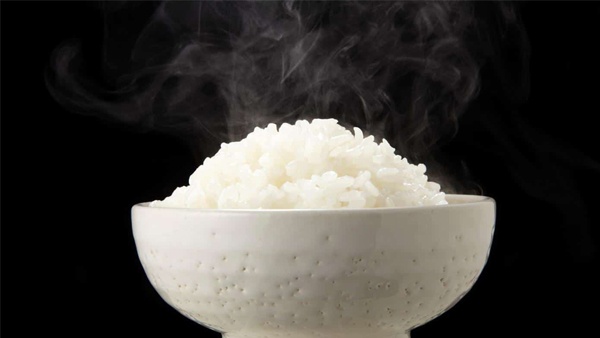 خبراء يحذرون من أخطاء خطيرة في طهي الأرز وحفظه
