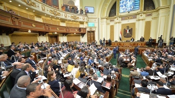 البرلمان المصري يقر قانوناً يحصّن كبار الضباط