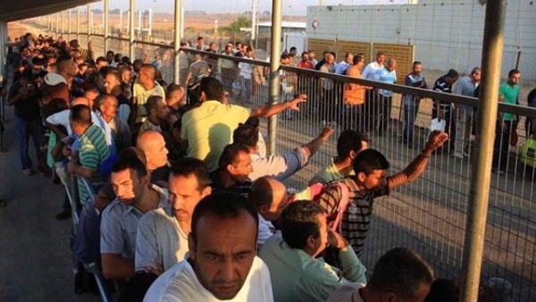 إسرائيل تدرس تطوير الحواجز من أموال العمال الفلسطينيين