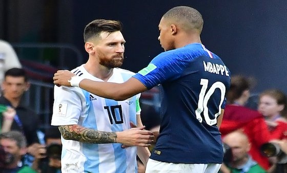 مبابي يرى بأن ميسي لا يستحق التتويج بجائزة أفضل لاعب