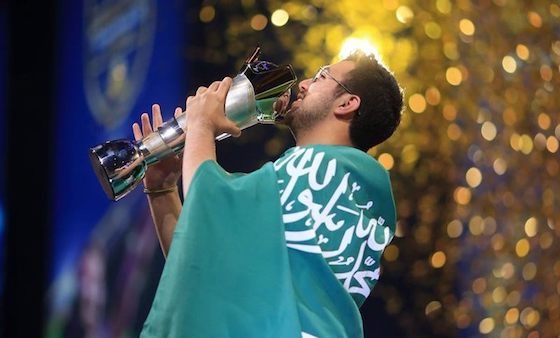 سعودي يتوج بلقب كأس العالم لكرة القدم الإلكترونية