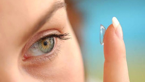 خطر ارتداء العدسات اللاصقة أثناء النوم