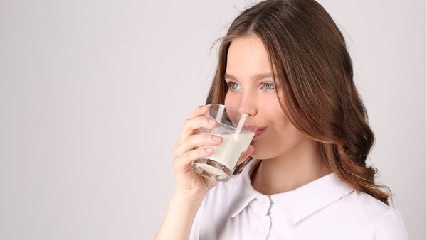شرب الحليب صباحاً يساعد على ضبط نسبة السكر بالدم