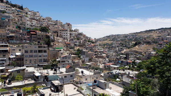 الاحتلال يجبر مواطنا على هدم منزله في القدس
