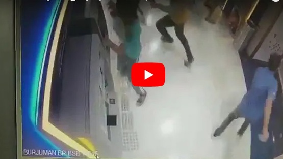 شاهد.. في دولة عربية سيارة تقتحم بنكاً !