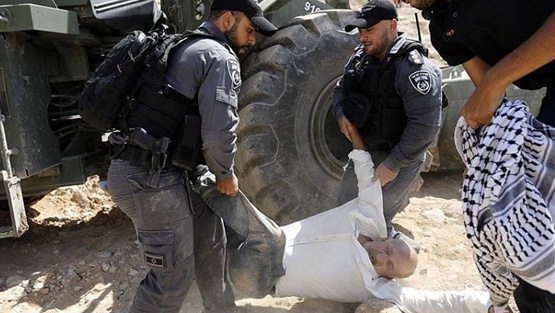 الاحتلال يعتدي على مواطنين في الخان الأحمر شرق القدس