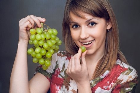 فوائد العنب تحاكي منجمًا صحيًّا