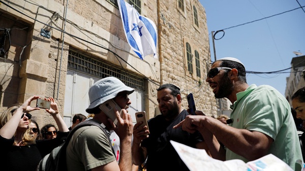 مستوطنون يستولون على منزل في الخليل