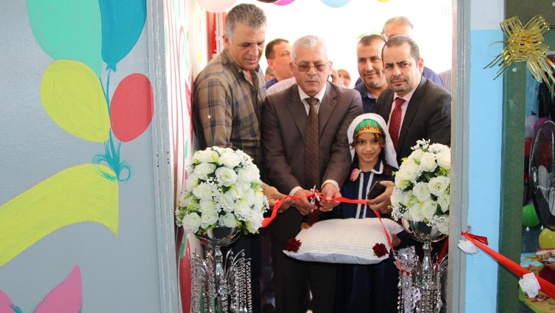 (الإسلامي الفلسطيني) يتبرع بأجهزة الكترونية لمدرسة في حوارة