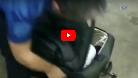 شاهد.. شاب يحاول تهريب صديقته في حقيبة سفر !